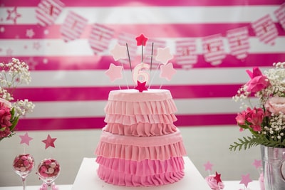 粉红色的生日蛋糕在桌面
